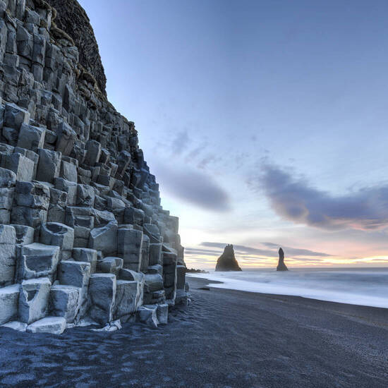 Basaltsäulen am Reynisfjara-Strand in Südisland 