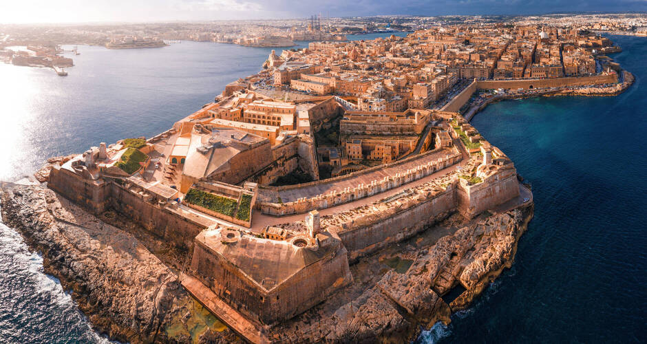 Blick auf das befestigte Valetta mit Fort St. Elmo, Malta ©CatHouseProduction - stock.adobe.com