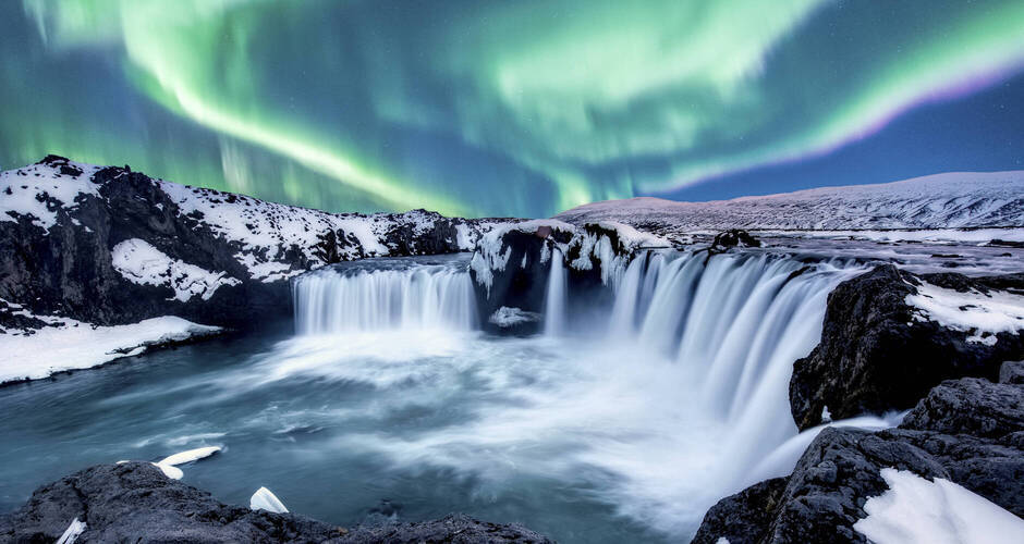 Nordlichter am Godafoss Wasserfall 