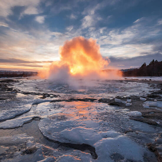 Eruption des Strokkur-Geysirs ©zinaidasopina112 - stock.adobe.com
