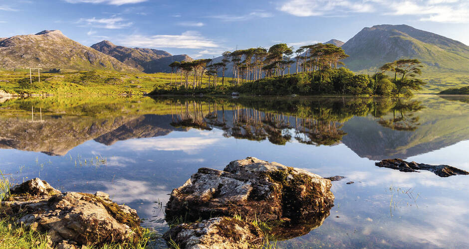 Idyllische Landschaft in den Connemara-Bergen 