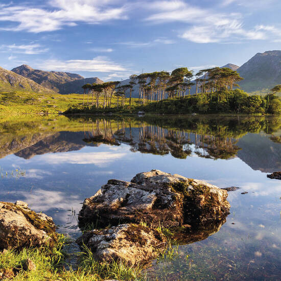 Idyllische Landschaft in den Connemara-Bergen 