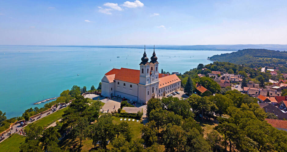 Die Abtei Tihany am Plattensee ©Dronandy - stock.adobe.com