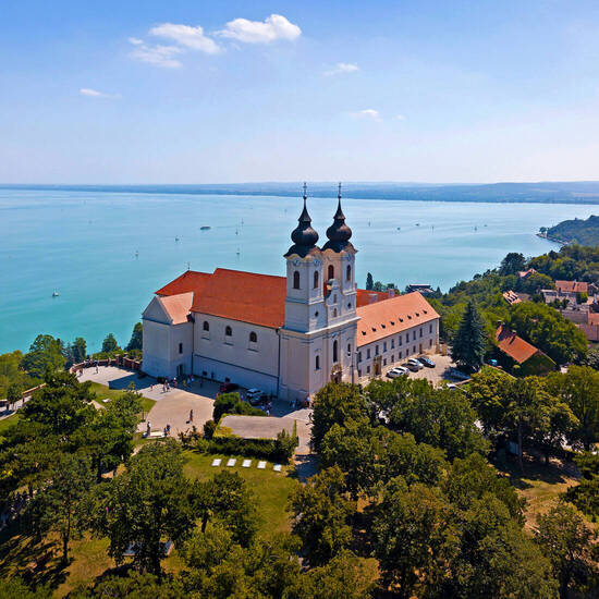 Die Abtei Tihany am Plattensee ©Dronandy - stock.adobe.com
