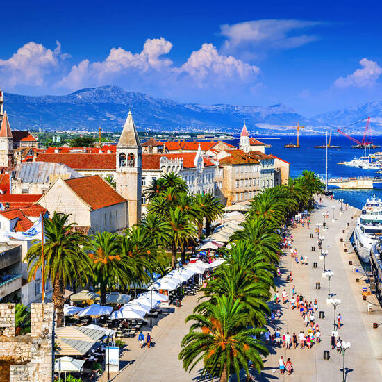 Hafenpromenade in Trogir ©cge2010 - stock.adobe.com