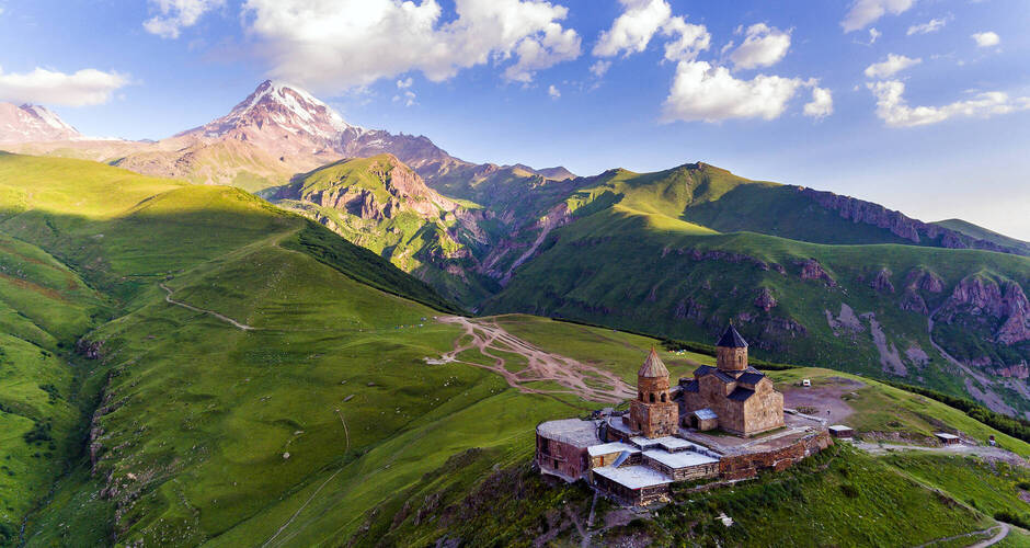Blick auf Kazbek und Gergeti-Kirche, Georgien ©DmytroKos - stock.adobe.com