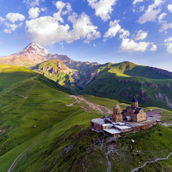 Blick auf Kazbek und Gergeti-Kirche, Georgien ©DmytroKos - stock.adobe.com