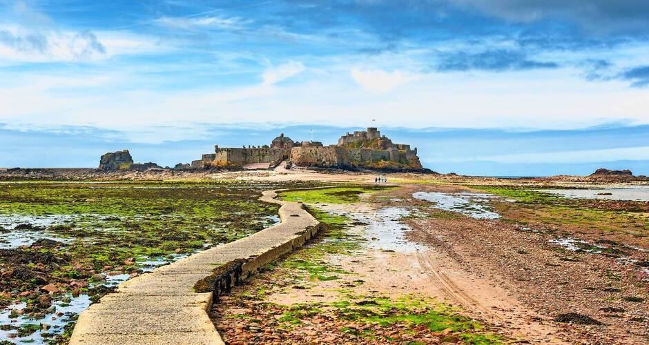 Elizabeth Castle vor der Küste von Saint Helier © allard1 - stock.adobe.com