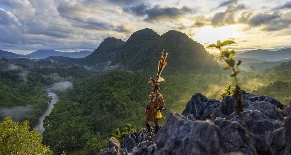 Ein Angehöriger des Dayak-Stammes 