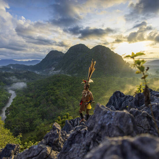 Ein Angehöriger des Dayak-Stammes 