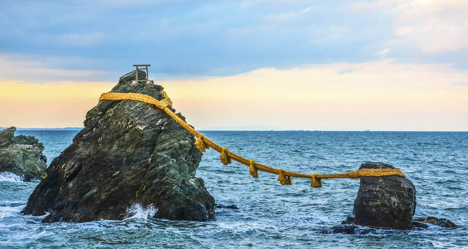 Der heilige Meotoiwami-Felsen in Ise © Getty Images
