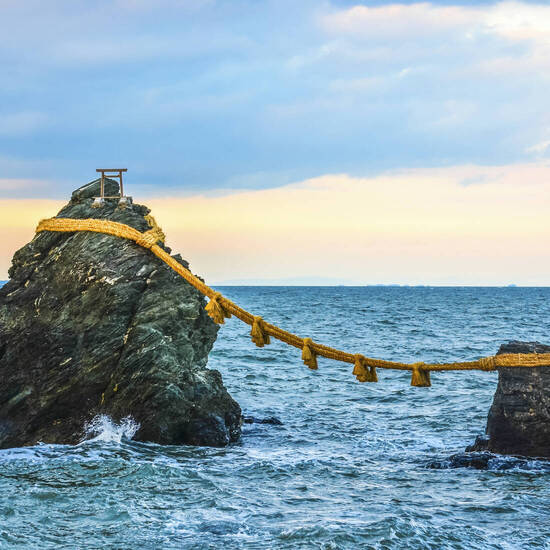 Der heilige Meotoiwami-Felsen in Ise © Getty Images