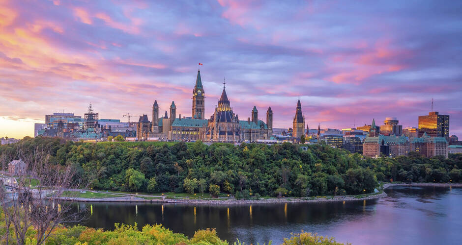 Parliament Hill in Ottawa, Ontario, bei Sonnenuntergang 