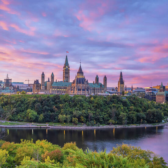 Parliament Hill in Ottawa, Ontario, bei Sonnenuntergang 