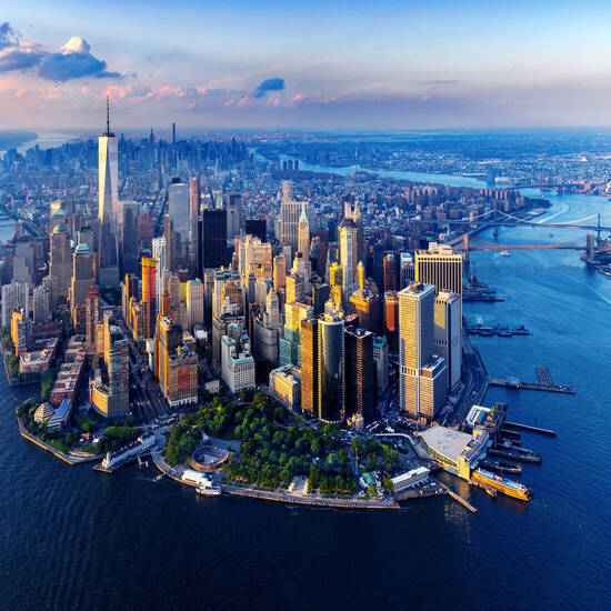 Luftaufnahme über Manhattan in New York City © Earth Pixel LLC. - stock.adobe.com