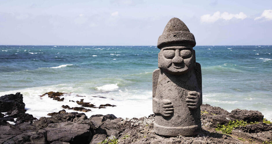 Steinfigur Dolharubang auf der Insel Jeju 