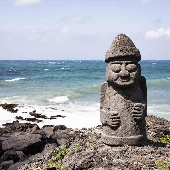 Steinfigur Dolharubang auf der Insel Jeju 