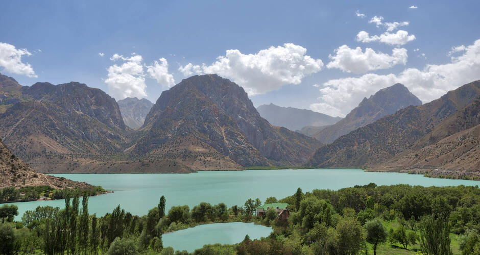 Der Iskanderkul-See in den Bergen Tadschikistans  