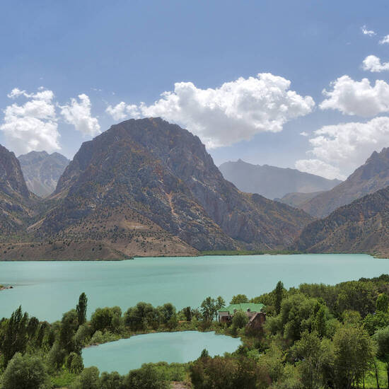 Der Iskanderkul-See in den Bergen Tadschikistans  