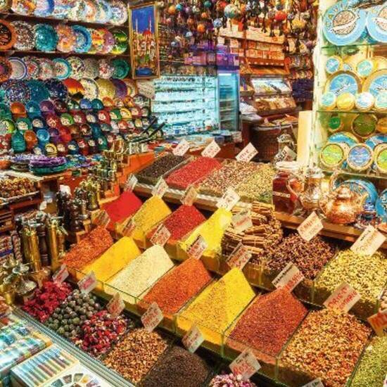 Souvenirs und Gewürze © MasterLu - Fotolia